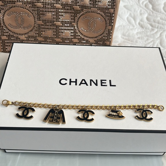 CHANEL VINTAGE CHARM BRACELET - Picture 7 of 9